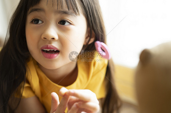 可爱小女孩在家自己玩玩具图片