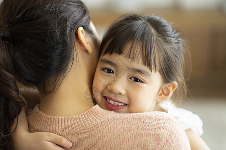 居家陪伴小孩的妈妈图片