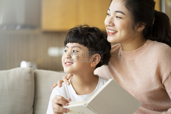 居家陪伴小孩的妈妈图片