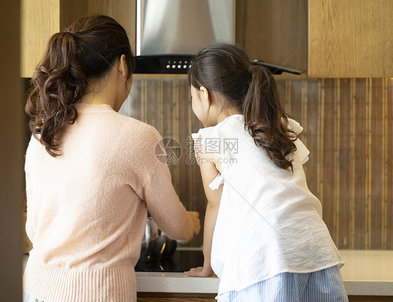 居家陪伴小孩的妈妈图片