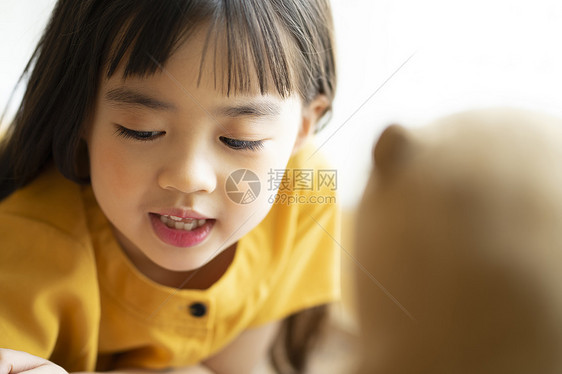 可爱小女孩在家自己玩玩具图片