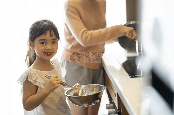 居家陪伴小孩的妈妈图片