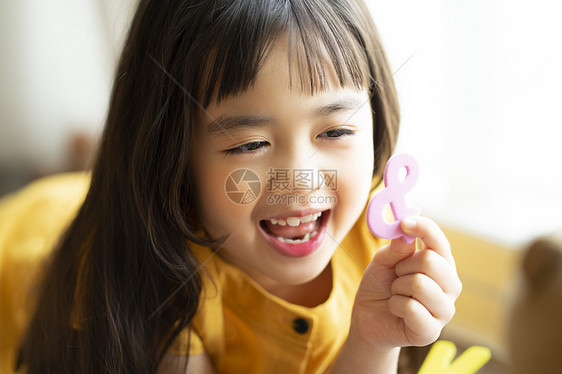 可爱小女孩在家自己玩玩具图片