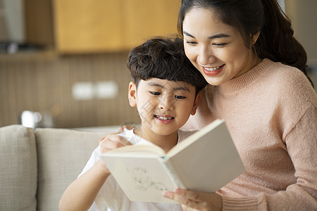 年轻妈妈陪伴儿子阅读图片