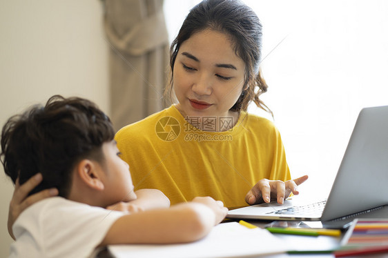 母子快乐的居家日常生活图片