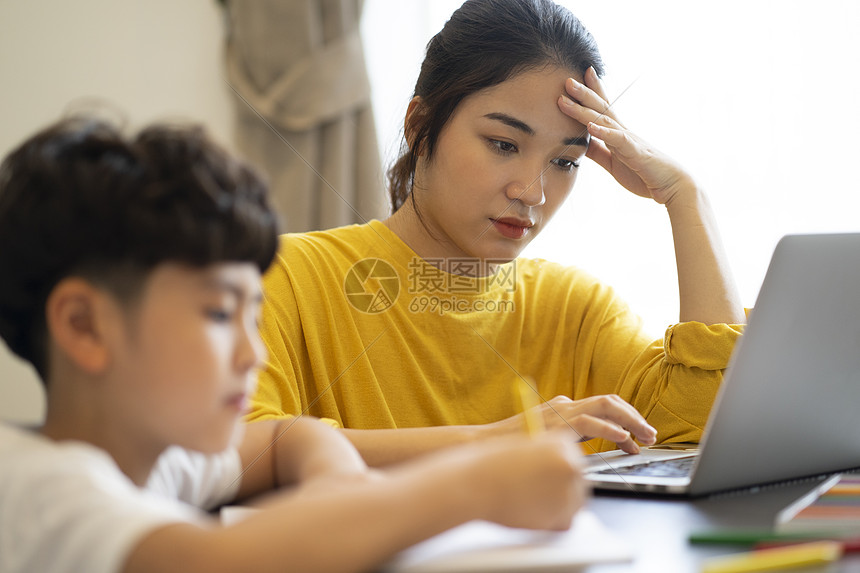 女白领极好的忙碌父母和孩子的生活方式育儿形象图片