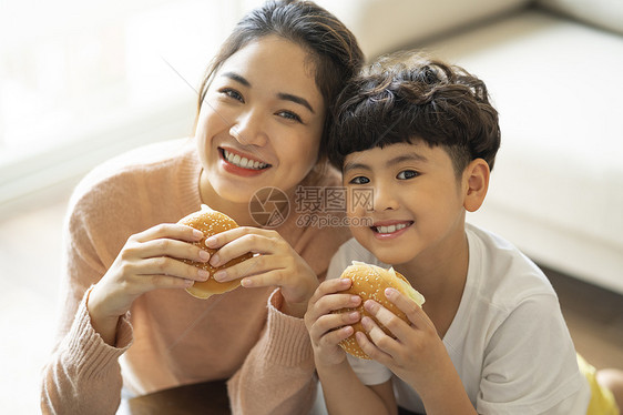 甜儿童客厅父母和孩子的生活方式餐图片