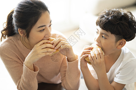 健康和谐妈妈父母和孩子的生活方式餐图片