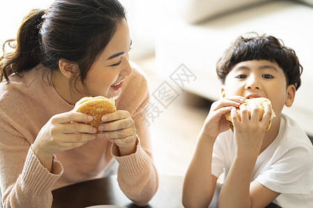 笑脸泛亚洲人物父母和孩子的生活方式餐图片