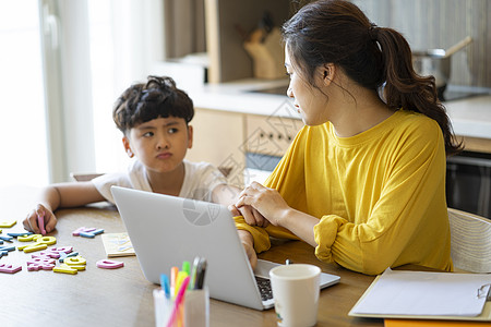 英语对话便携电脑商务女父母和孩子的生活方式育儿形象背景图片