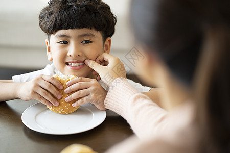 儿童甜伙伴父母和孩子的生活方式餐图片