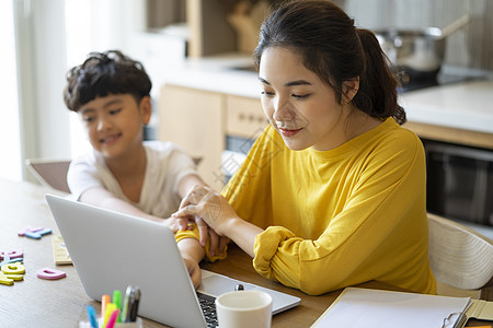 朋友肖像家庭主妇父母和孩子的生活方式育儿形象图片