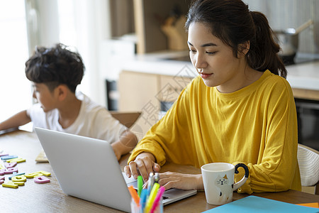 年轻妈妈居家办公图片