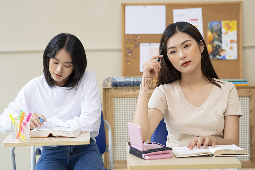 上课烦恼的年轻女子图片