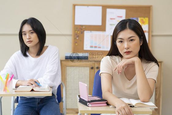 课堂上学习的青年女子图片