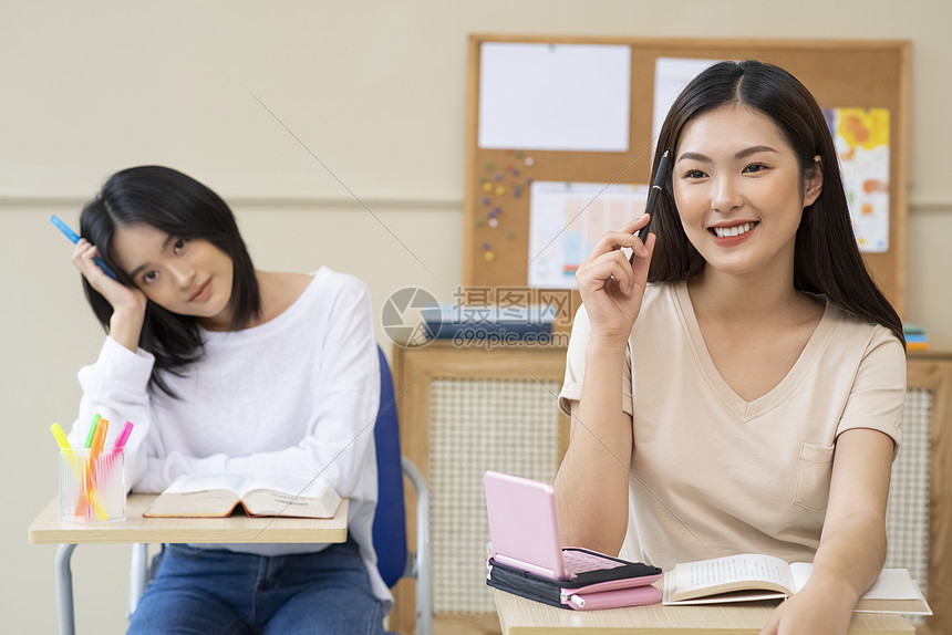 课堂上学习的青年女大学生图片