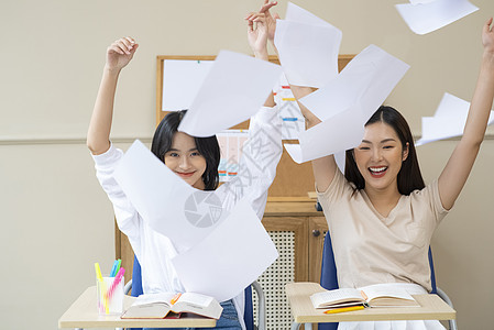 开心抛书本资料的女大学生图片