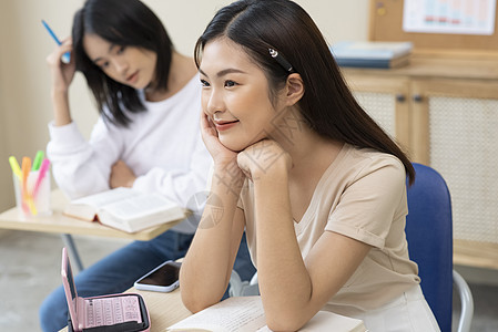 课堂上的女大学生图片