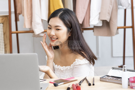 上课女孩计算机女美丽影响者图片