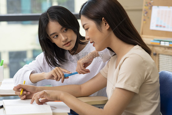 女朋友小学生女学生谈话图片