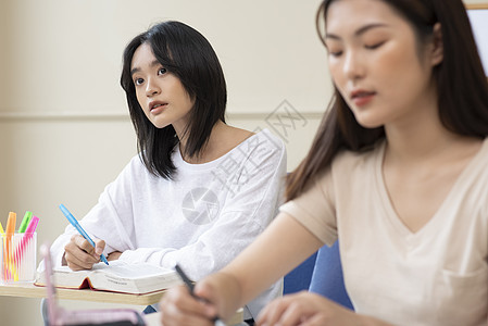 英国人校园亚洲人女学生学生班图片