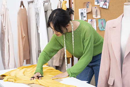 时髦工作泰国人女服装设计师图片