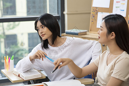 年轻亚洲人英国女学生学生班图片