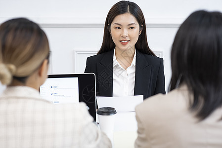 开会的两个商务女性图片