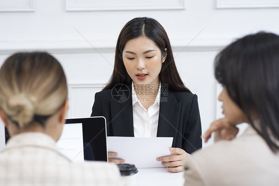 女人干净坐下女商务面试图片