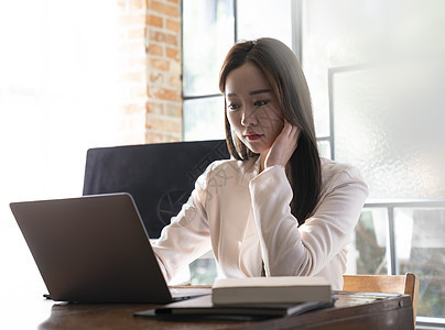 认真办公的轻熟女性图片