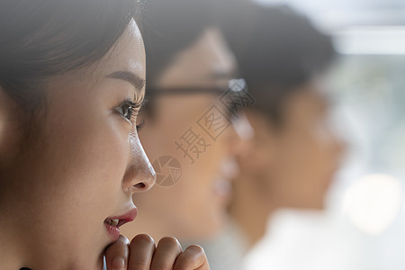 认真办公的轻熟女性图片