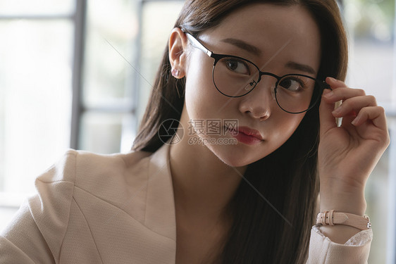 戴眼镜的青年女性图片