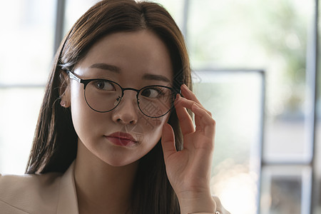总裁美女戴着眼镜的青年美女背景