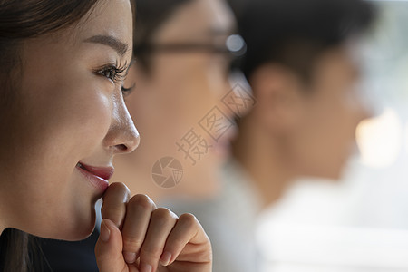 微笑的青年女子侧脸图片