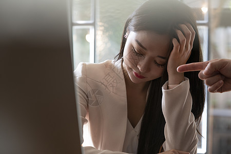 过度劳累头疼烦恼的商务女性图片