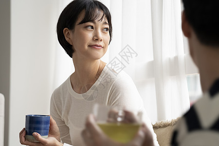 居家拿着咖啡的青年女子图片