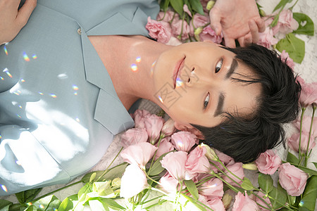 躺在花上面的年轻男孩图片
