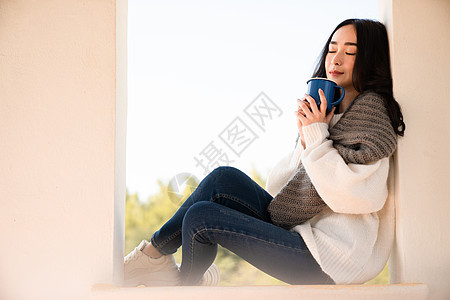 青春洋溢的女青年图片