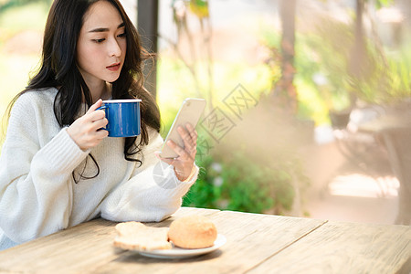 女人休闲起居室女生活方式图片