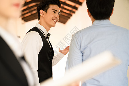 酒店年轻服务生为客人引导图片素材