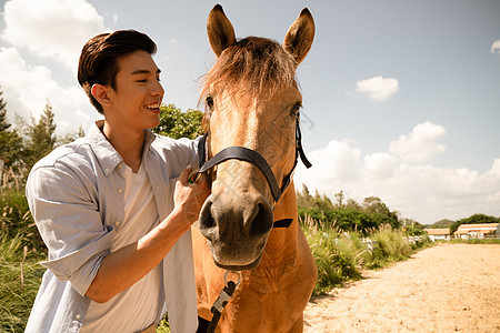 二十几岁旅游业时髦男生活方式图片