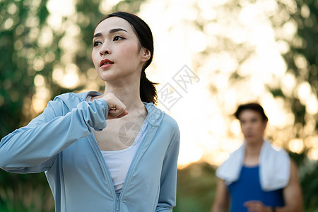 户外运动锻炼的青年女子图片