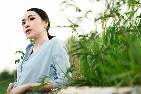 户外运动休息的年轻女子图片