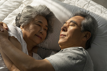 床上熟睡的老年夫妇图片