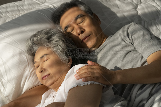 床上熟睡的老年夫妇图片