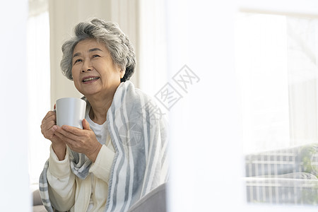 感冒拿着水杯的老年人奶奶图片