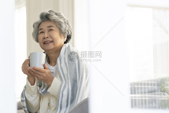 感冒拿着水杯的老年人奶奶图片