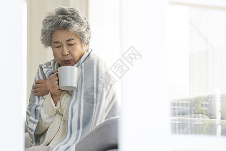 感冒拿着水杯的老年人奶奶图片