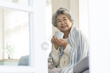 感冒拿着水杯的老年人奶奶图片