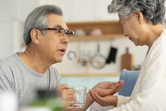 老年人给老伴拿药图片